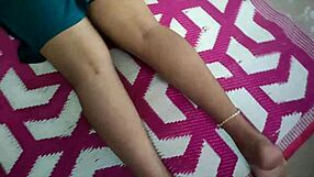 देसी जोड़े की बेडरूम किसिंग से गहरा जोश भरा लस्ट