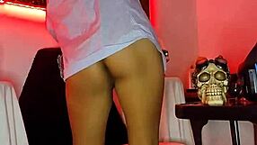 टाइट चूत में डिल्डो गहराई तक ठोककर जोरदार झड़ी!