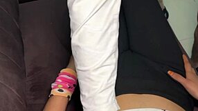 mi hermanastra de 18 se masturba mostrando su gran clítoris y pussy antes de que la folle duro al aire libre