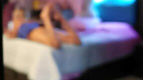 a mi hermanastra le encanta masturbarse viendo porno en su habitacion