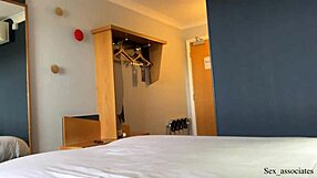 सौतेली मां होटल बेड पर जासूसी मुठ मारते पकड़े जाने पर बेटे की गांड चुदाई के लिए टांगें फैलाती