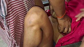 देसी भाभी घर पर क्वीन बॉय से हार्डकोर चुदाई करवाती है