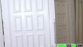 स्टेपडॉटर स्टेपडैड को छेड़ती रहती है जब तक उसके पैंटी पर कम न कर दे