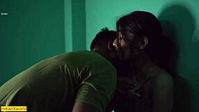 हॉट इंडियन 18+ लड़की टाइट चूत में मॉन्स्टर लंड से जोरदार चुदाई