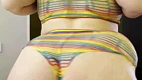 Rainbow clad joan day shakes her big bbw ass while playing solo