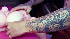 Mi muñeca Mrlsexdoll y yo gimeos mientras gran verga nos folla doggystyle y cowgirl duro.