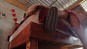 dude check this latina immigrant no panties upskirt fixing bed hidden cam clueless roommate 😏🔥