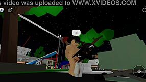 Sexo em público na praça da cidade com plateia no brookhaven explode de tesão!!