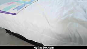 चालाक रंडी सौतेली बेटियां सौतेले पापा को ब्लोजॉब और डॉगीस्टाइल से लुभाती - Mydadsex