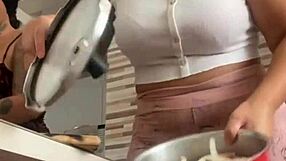 Chamei Minha Amiga Da Buceta Grande Pra Me Ajudar No Almoco With Huge Pussy Flash!